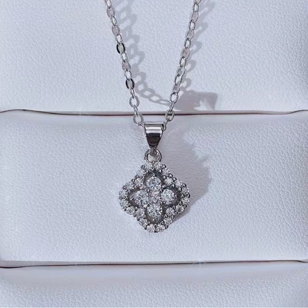 NWT-UNBRANDED FASHION GOLD-TONE SILVER TONE JEWELRY FLOWER NECKLACE NOT 925!! - Picture 3 of 6